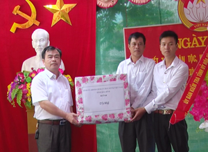 Đồng chí Hoàng Văn Đức, UVTV, Chủ nhiệm UBKT Tỉnh ủy, tặng quà chúc mừng nhân dân xóm Phổn (Tân Pheo -  Đà Bắc).