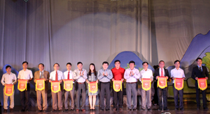 Các đồng chí lãnh đạo Tỉnh uỷ, UBND tỉnh và Sở VH-TT&DL trao cờ lưu niệm cho các đơn vị tham dự Liên hoan NTQC năm 2015.