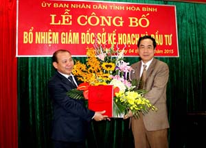 Đồng chí Nguyễn Văn Quang, Chủ tịch UBND tỉnh trao quyết định bổ nhiệm đồng chí Bùi Đức Hinh giữ chức Giám đốc Sở KH&ĐT.