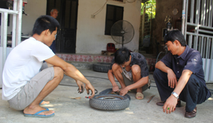 Ông Nguyễn Tiến Hưng (Thứ 3 từ trái sang) đến thăm xưởng làm lốp của hội viên Ngô Văn Đô (Thứ 2 từ trái sang).