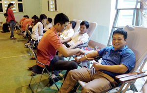 Đông đảo cán bộ, viên chức, người lao động huyện Lạc Sơn tham gia hiến máu tình nguyện đợt 2 năm 2015.