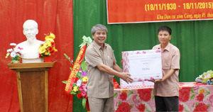 Đồng chí Hoàng Thanh Mịch, Chủ tịch UBMTTQ tỉnh trao quà của Tỉnh ủy, HĐND, UBND cho nhân dân xóm Cảng, xã Bình Cảng.