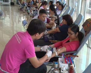 Các tình nguyện viên thực hiện hiến máu.