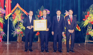 Thừa ủy quyền của Chủ tịch nước, đồng chí Đỗ Đức Duy,  UV Ban cán sự Đảng, Thứ trưởng Bộ Xây dựng trao Huân chương Lao động hạng Nhất cho trường cao đẳng nghề sông Đà.