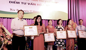 Ông Trần Đức Trung, Chủ tịch Hội đồng thành viên Trung tâm khen thưởng các cá nhân được mời dự buổi ra mắt.