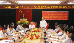 Đồng chí Nguyễn Văn Bình, UVT.Ư Đảng, Thống đốc Ngân hàng Nhà nước Việt Nam phát biểu tại buổi làm việc.