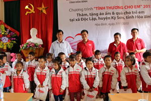 Đại diện lãnh đạo Văn phòng Tỉnh ủy, Dai- ichi Life Việt Nam trao quà cho các em học sinh có hoàn cảnh khó khăn tại xã Độc Lập (Kỳ Sơn).