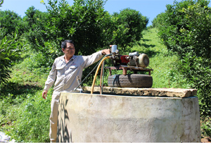 Nhà nông Phạm Văn Cường với cải tiến kỹ thuật xây bể chứa thuốc hình trụ có thể ứng dụng rộng rãi trong chăm sóc cây ăn quả giai đoạn sinh trưởng.