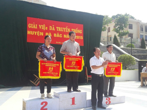 BTC trao giải nhất, nhì, toàn đoàn cho các đơn vị tại giải việt dã huyện Đà Bắc năm 2015.