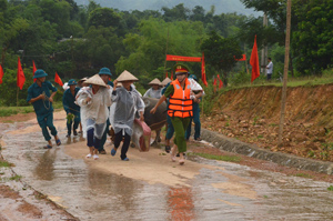 Tổ chức diễn tập di dời, sơ tán các hộ dân xã Nam Thượng (huyện Kim Bôi) từ vùng nguy hiểm đến nơi tạm trú để kiểm soát khả năng bị thiệt hại về người khi có thiên tai bão, lũ xảy ra.