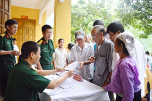 Thực hiện chính sách hậu phương quân đội, Bộ CHQS tỉnh phối hợp với Bệnh viện Quân y 5 - Quân khu 3 tổ chức khám bệnh, tư vấn sức khoẻ và cấp thuốc miễn phí cho các hộ nghèo, gia đình chính sách tại xã Hiền Lương (Đà Bắc).