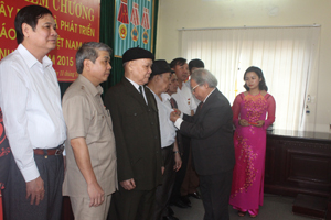 Lãnh đạo Hội Cựu giáo chức Việt Nam trao kỷ niệm chương cho các cá nhân có thành tích xuất sắc trong hoạt động công tác Hội.