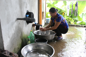 Nhân dân xã Dân Hạ, Kỳ Sơn được sử dụng nước sạch hợp vệ sinh.
