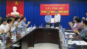 Đồng chí Bùi Văn Cửu, UVTV, Phó Chủ tịch UBND tỉnh trao quyết định luân chuyển cán bộ cho đồng chí Nguyễn Huy Nhuận.
