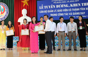 Lãnh đạo Sở GD & ĐT trao giấy khen cho cán bộ quản lý, giáo viên đơn vị huyện Tân Lạc có thành tích xuất sắc trong công tác và giảng dạy

