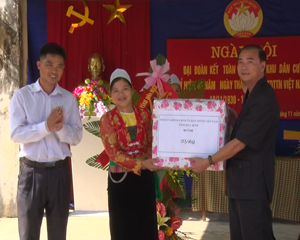Đồng chí Hoàng Văn Tứ,  UVTV, Phó Chủ tịch HĐND tỉnh tặng quà chúc mừng ngày hội KDC xóm Bin.