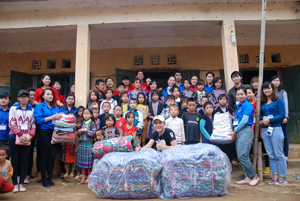 Đội tình nguyện trao chăn ấm, quần áo cho các em học sinh trường

tiểu học Hang Kia A


