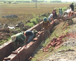 Xây dựng mới kênh mương nội đồng, trên địa bàn xã Phú Lai.

