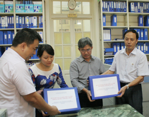Lãnh đạo Sở VH-TT&DL nộp hồ sơ di sản văn hóa phi vật thể Mo Mường và Chiêng Mường tỉnh Hòa Bình cho Cục Di sản Văn Hóa (Bộ VH-TT&DL).