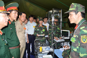 Các đồng chí lãnh đạo tỉnh, Cục Quân Y - Bộ Quốc Phòng, Bộ Tư lệnh Quân khu 3 thăm quan nội dung diễn tập điều trị thương binh nặng của Đội điều trị DBĐV.

