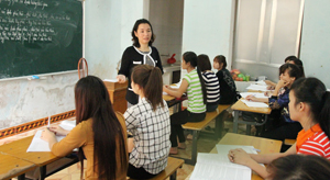 Cô giáo Nguyễn Thị Lệ Hường, Trưởng khoa Mầm non truyền đạt kiến thức cho các em HS-SV.
