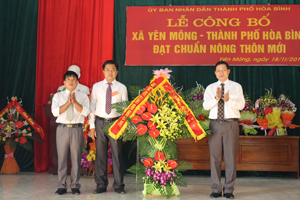 Thay mặt lãnh đạo tỉnh, đồng chí Bùi Văn Cửu, UVTV, Phó Chủ tịch TT UBND tỉnh tặng lẵng hoa chúc mừng xã Yên Mông.

