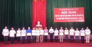 Lãnh đạo UBND huyện Kỳ Sơn tặng thưởng cho các tập thể có thành tích xuất sắc trong phong trào xây dựng NTM giai đoạn 2011-2015.

