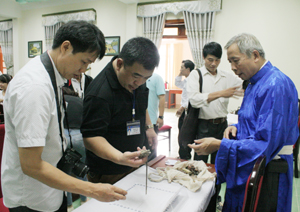Cán bộ Sở VH-TT&DL kiểm kê bộ khót của các ông Mo 
huyện Kim Bôi.
