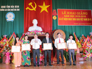 Thừa ủy quyền của Chủ tịch UBND tỉnh, lãnh đạo trường Cao đẳng nghề Hòa Bình trao thưởng cho 2 tập thể đạt danh hiệu “Tập thể lao động xuất sắc” và  bằng khen cho 4 cá nhân .

