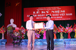 Đại diện Sở GD&ĐT trao bằng khen của Bộ GD&ĐT cho nhà giáo Quách Đình Hải, Phó Hiệu trưởng nhà trường vì đã có thành tích xuất sắc trong công tác dạy và học nămhọc 2014-2015.

