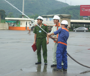 Cán bộ PCCC - Công an tỉnh kiểm tra hệ thống chữa cháy tại Công ty TNHH Japfa Comfeed Việt Nam - chi nhánh Hòa Bình.

