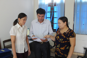 Cán bộ UBKT Huyện ủy Yên Thủy thường xuyên trao đổi nâng cao trình độ nghiệp vụ, đáp ứng yêu cầu nhiệm vụ được giao. ảnh: P.V 



