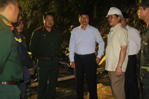 Chiều 19/11, đồng chí Trần Đăng Ninh cùng đoàn công tác Ban Chỉ đạo TKCH - CN tỉnh đã đến hiện trường nắm bắt tình hình, công tác CHCN và động viên các lực lượng tham gia.


