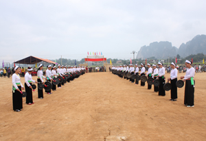 Màn trình tấu cồng chiêng của nhân dân xã Tân Phong (Cao Phong) trong ngày khai hội chùa Quoèn Ang năm 2015.