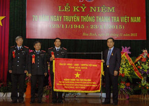 Đồng chí Nguyễn Văn Quang, Chủ tịch UBND tỉnh, trao cờ lưu niệm của Tỉnh ủy, HĐND, UBND, UBMTTQ tỉnh cho ngành Thanh tra tỉnh.