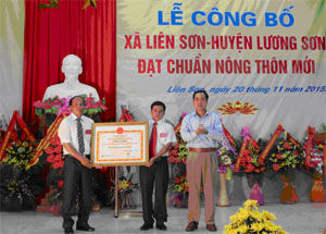 Thay mặt lãnh đạo tỉnh, đồng chí Nguyễn Văn Quang, Chủ tịch UBND tỉnh trao tặng Bằng công nhận xã đạt chuẩn NTM cho xã Liên Sơn.