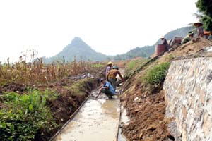 Được hỗ trợ của ngân sách, nhân dân xã Phú Lai (Yên Thủy)  góp công sức kiên cố hóa kênh mương nội đồng.