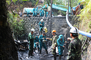 Lực lượng cứu hộ - cứu nạn chuẩn bị vào hầm đưa xác nạn nhân Bùi Văn Quý ra.