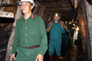 Lực lượng CHCN mang cây chống, vậtt tư vào hầm để kè, chống sạt lở đường hầm, đảm bảo cho hoạt động CHCN.