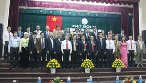 Các đồng chí lãnh đạo chụp ảnh lưu niệm cùng Ban Chấp hành Liên minh HTX tỉnh khóa V, nhiệm kỳ 2015-2020. 
