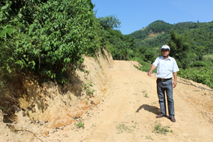 Ông Nguyễn Văn Hùng bên tuyến đường mới được mở rộng.
