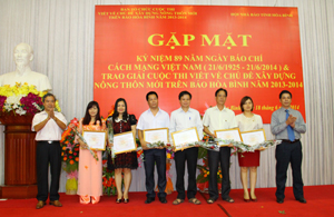 Các đồng chí: Đinh Văn Ổn, Tổng Biên tập Báo Hòa Bình;  Trần Văn Tiệp, Giám đốc Sở NN&PTNT trao giải cho các tác giả đoạt giải cuộc thi viết về chủ đề xây dựng NTM trên Báo Hòa Bình năm 2013 – 2014.