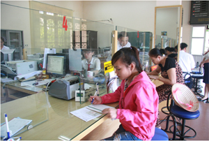 Người dân đến Agribank – Chi nhánh Cao Phong làm thủ tục vay vốn phát triển sản xuất – kinh doanh.