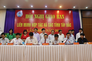 Lãnh đạo Liên minh HTX 7 tỉnh Tây Bắc ký kết giao ước thi đua năm 2016.