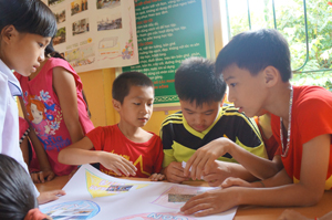 Một buổi học nhóm của học sinh trường phổ thông dân tộc bán trú Tiểu học Yên Lập.