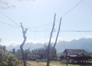 Những dây điện chồng chéo tiềm ẩn nhiều nguy cơ về chập, cháy điện ở xóm Khoang, xã Phúc Tuy (Lạc Sơn).