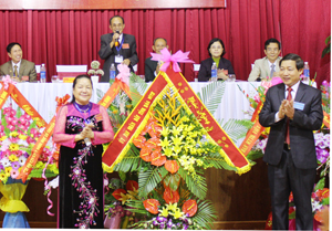 Đồng chí Bùi Văn Cửu – UVTV, Phó Chủ tịch UBND tỉnh tặng lẵng hoa chúc mừng đại hội.