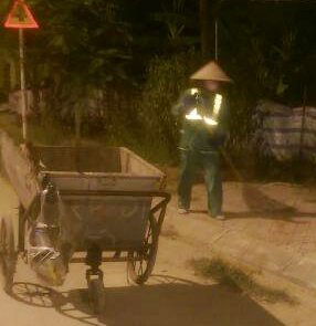 Khi phố phường lên đèn, những nữ công nhân Công ty CP Môi trường đô thị Hoà Bình lại miệt mài với công việc quét dọn phố phường.