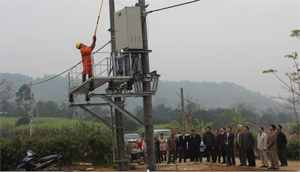 Người dân xóm Vành, xã Phúc Tiến (Kỳ Sơn) được sử dụng nguồn điện lưới ổn định từ hệ thống điện mới đầu tư đảm bảo yêu cầu kỹ thuật. 
