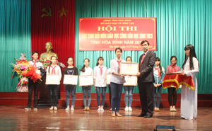 Lãnh đạo Sở GD&ĐT trao giải nhất cho 10 học sinh.